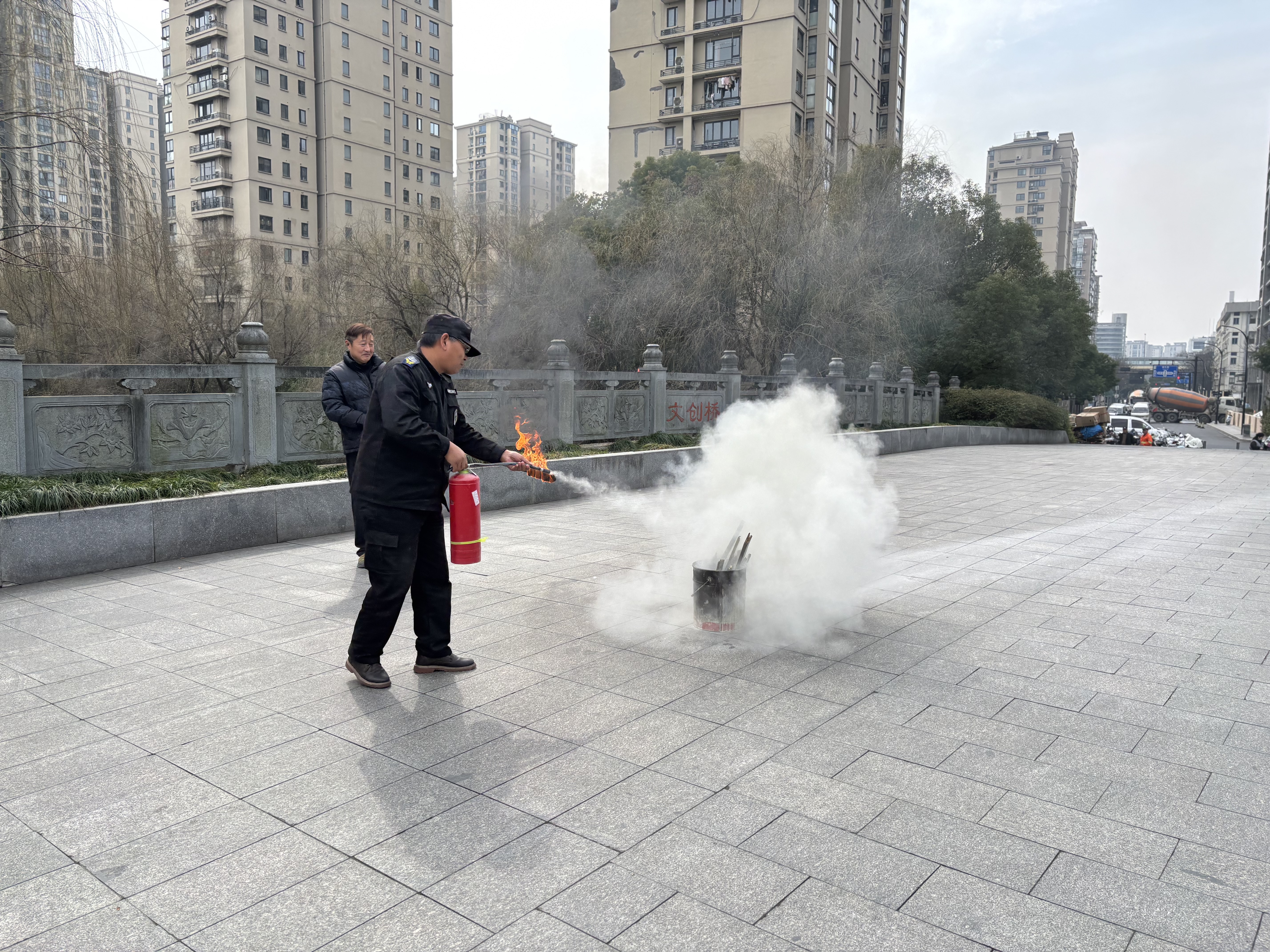 开展消防演练，，，，，，共筑安全园区