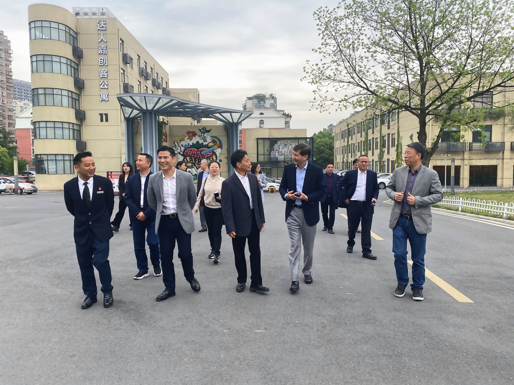 杭州市政协副主席、市工商联主席冯仁强 一行莅临庐阳必赢文创园考察