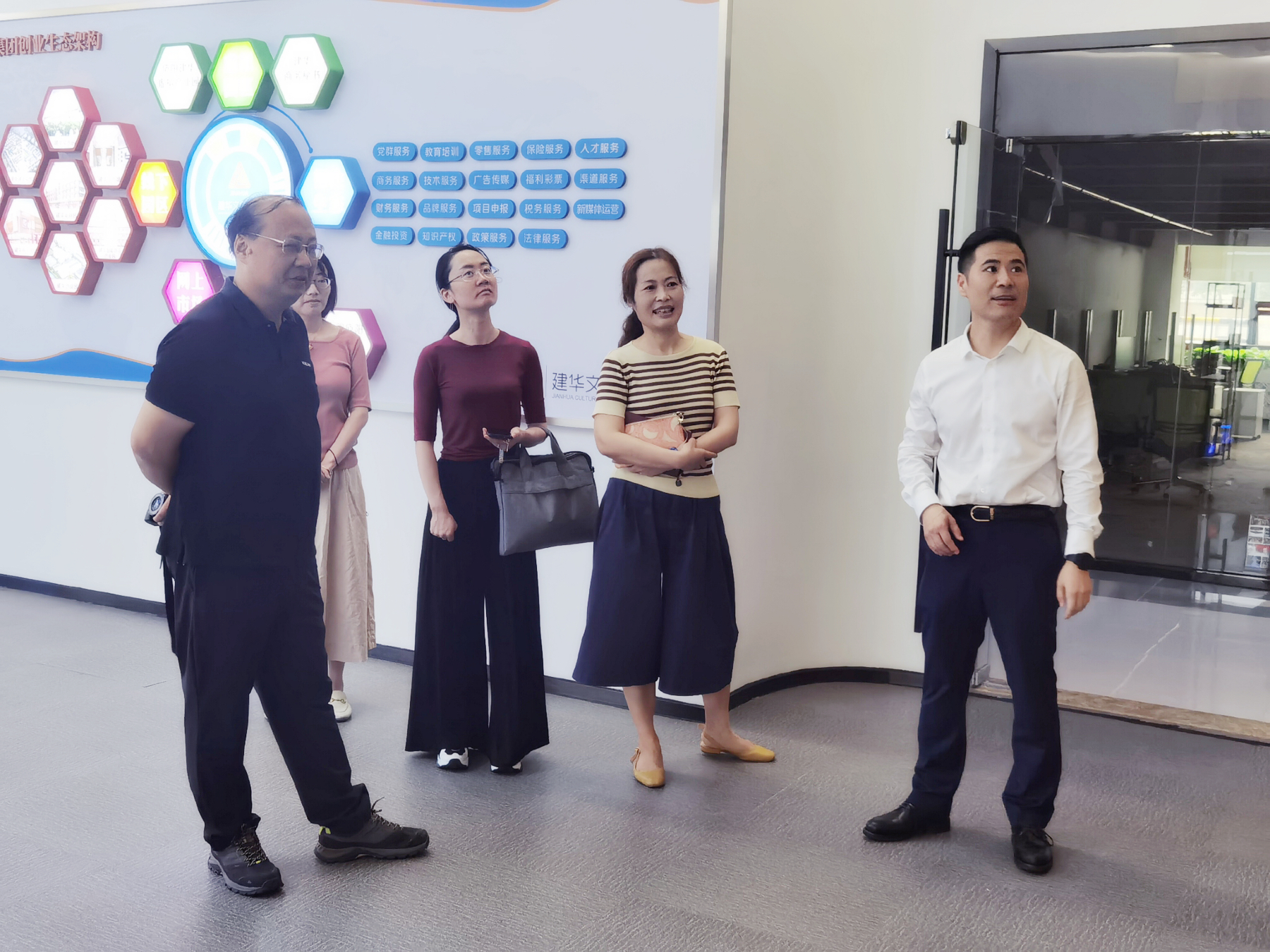 区政协副主席杨俊一行莅临必赢文创集团调研