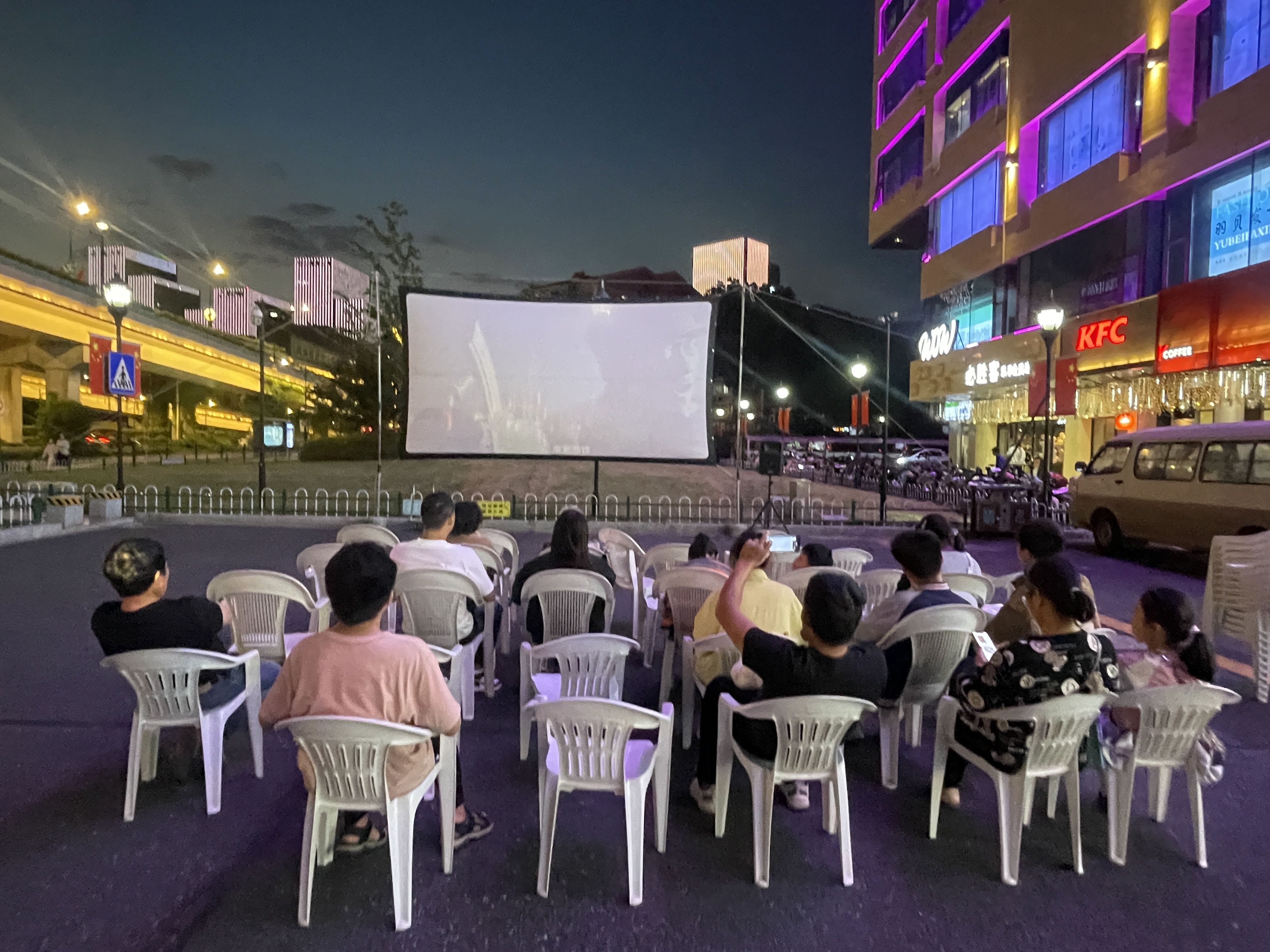 水晶城露天电影放映，，，，，，，点燃红色记忆