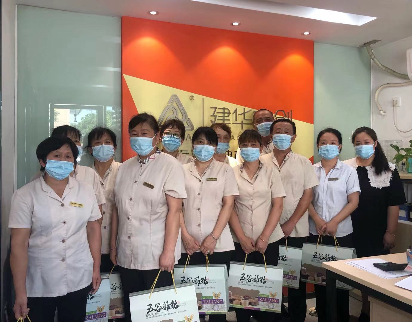 必赢文创集团开展高温慰问活动