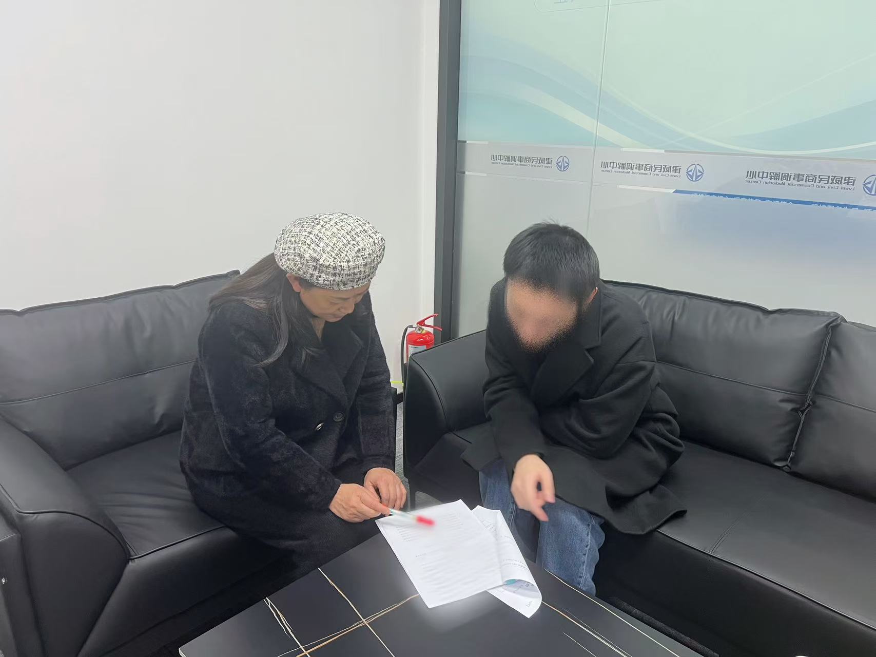 邻里同窗债，，，，，，“背靠背”调解显温情