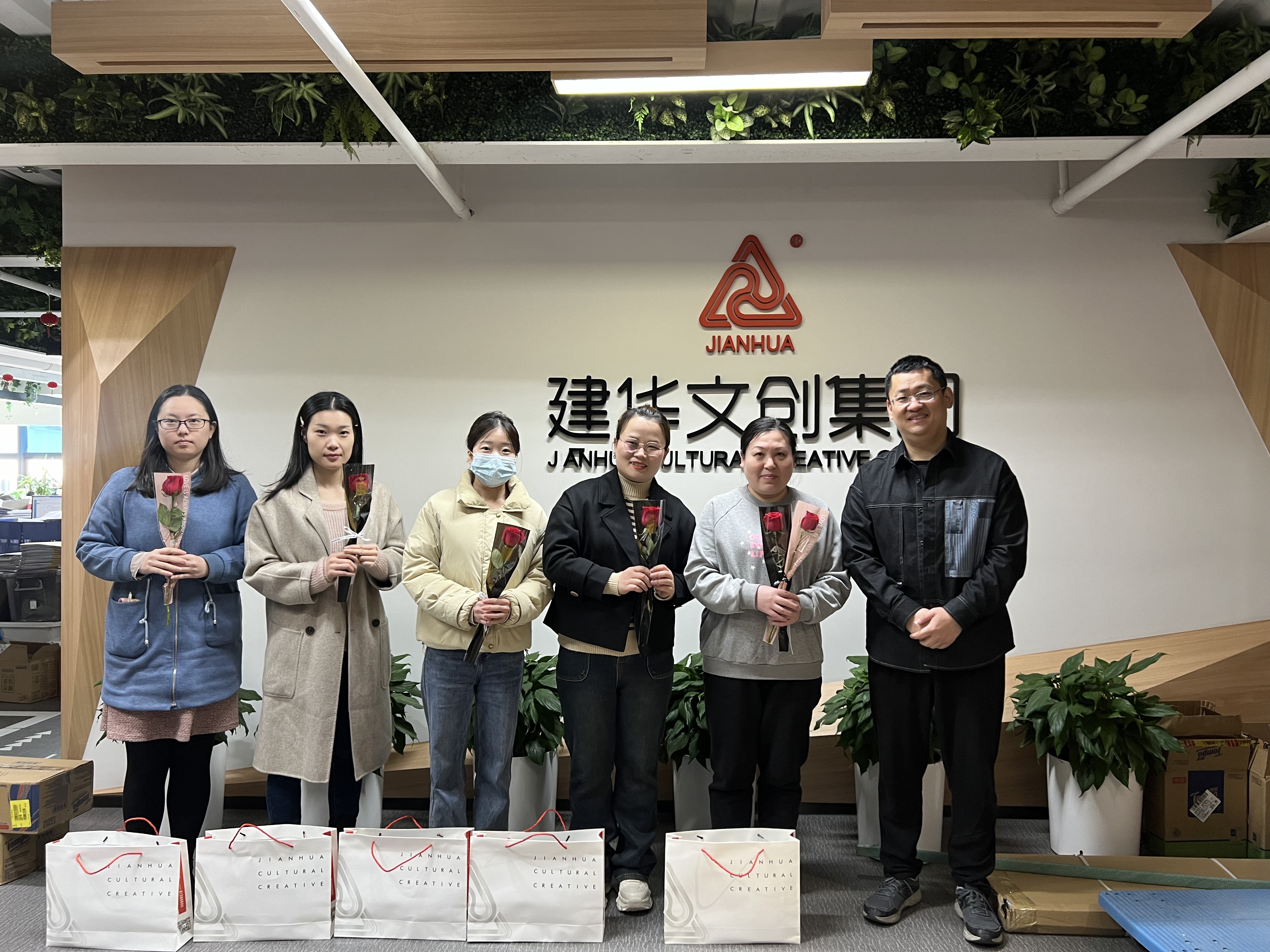 必赢文创集团工会开展女神节慰问活动