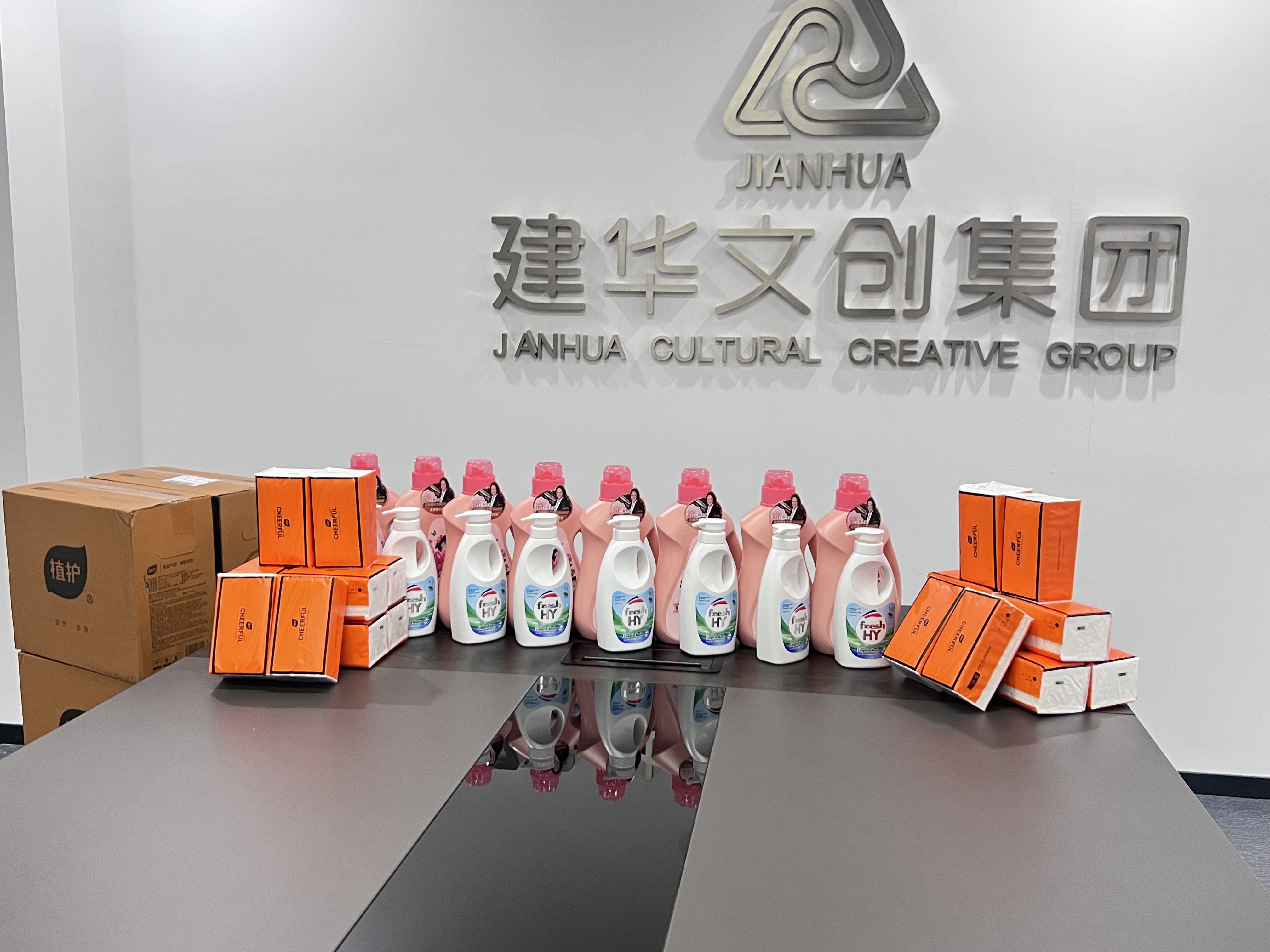 爱在春天，，，，，情暖三八——必赢文创集团工会为女职工发放暖心福利