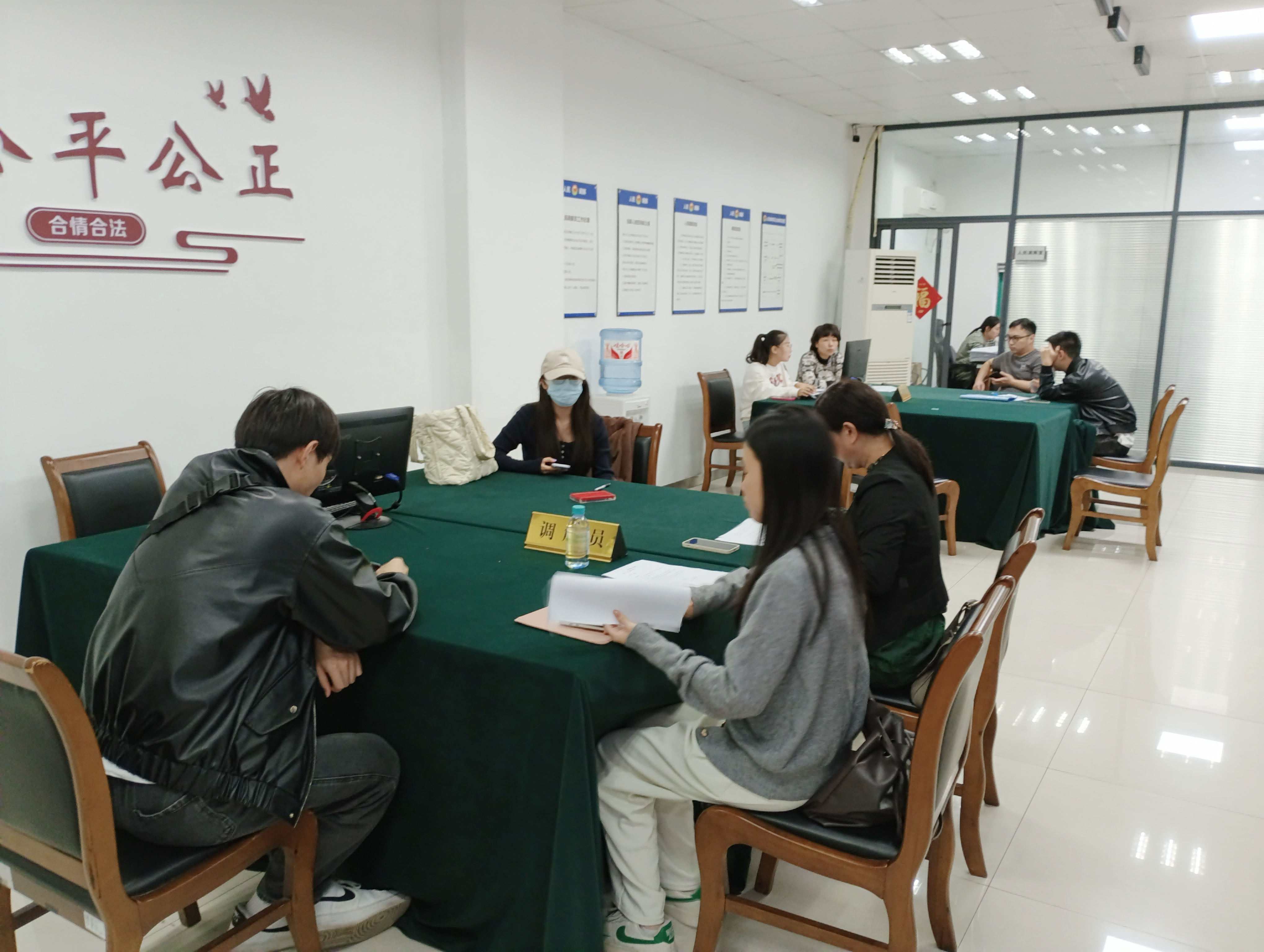 调解显温情，，，，，，商业洪流中的信任与重生