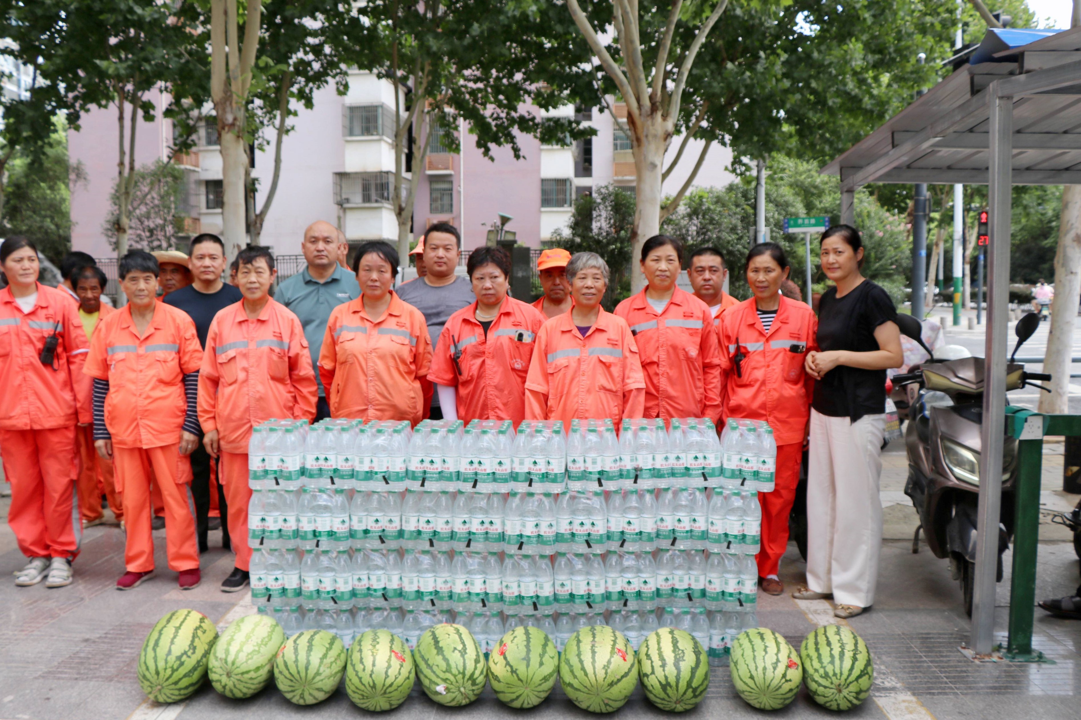  酷暑送清凉，，，，，，，，关爱显担当——庐阳必赢文创园携手爱心企业开展夏日送清凉活动